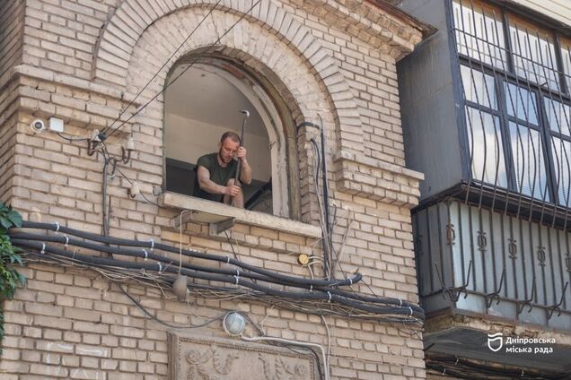 В Днепре продолжают восстанавливать жилые дома после вражеских атак: подробности