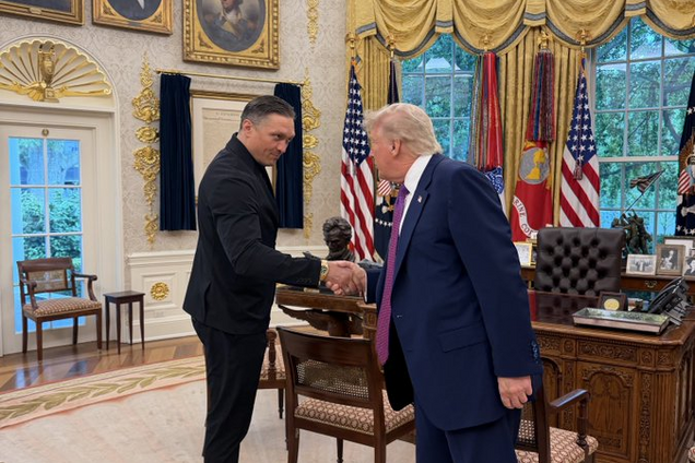 Усик в Вашингтоне встретился с Трампом: одна деталь на фото взбудоражила сеть