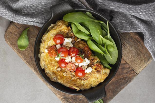 Яичница получится вкуснее, если заменить молоко одним ингредиентом: секрет от Гордона Рамзи