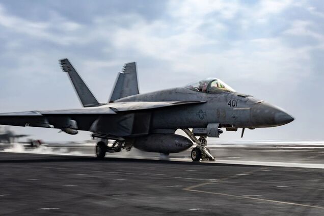 В США во время учебного полета разбился истребитель F/A-18 HornetF/A-18