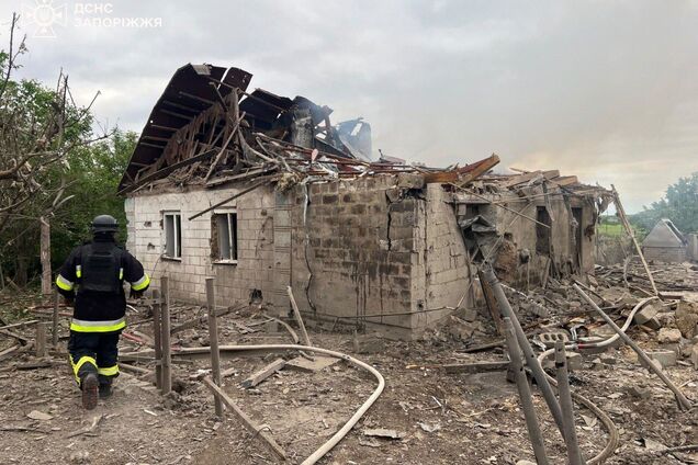 В Запорожской области вражеский дрон попал в дом: жилье сгорело, есть погибший. Фото