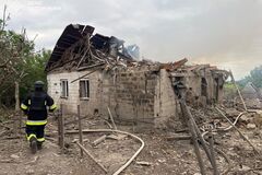 В Запорожской области вражеский дрон попал в дом: жилье сгорело, есть погибший. Фото