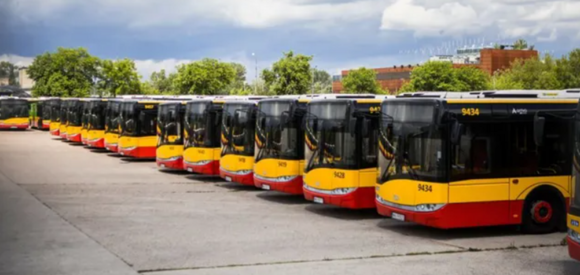 Польские автобусы в автобусном парке. Иллюстративное фото