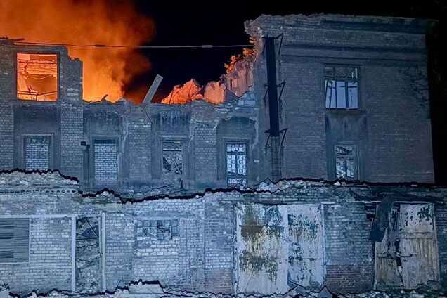 У Дніпрі внаслідок російської атаки пошкоджено підприємство, будівлю коледжу і Будинок органної музики: постраждала людина. Фото