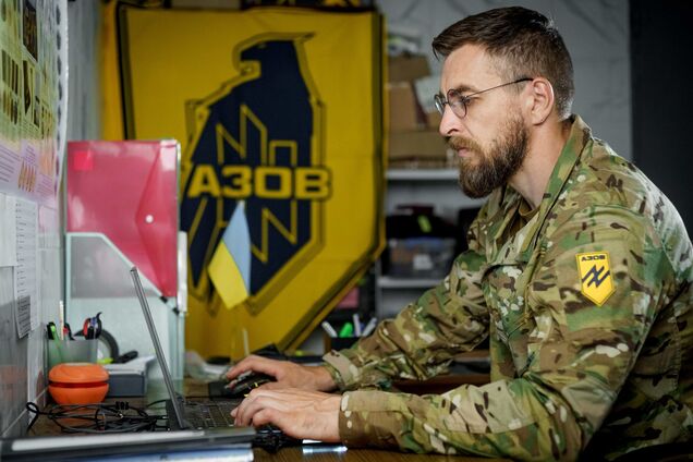 Тиловик-діловод полку 'Азов'. Ілюстративне фото
