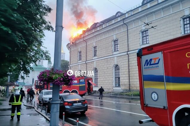 Пожар не удается потушить уже несколько часов: в Киеве в результате российской атаки поврежден Художественный арсенал. Фото и видео