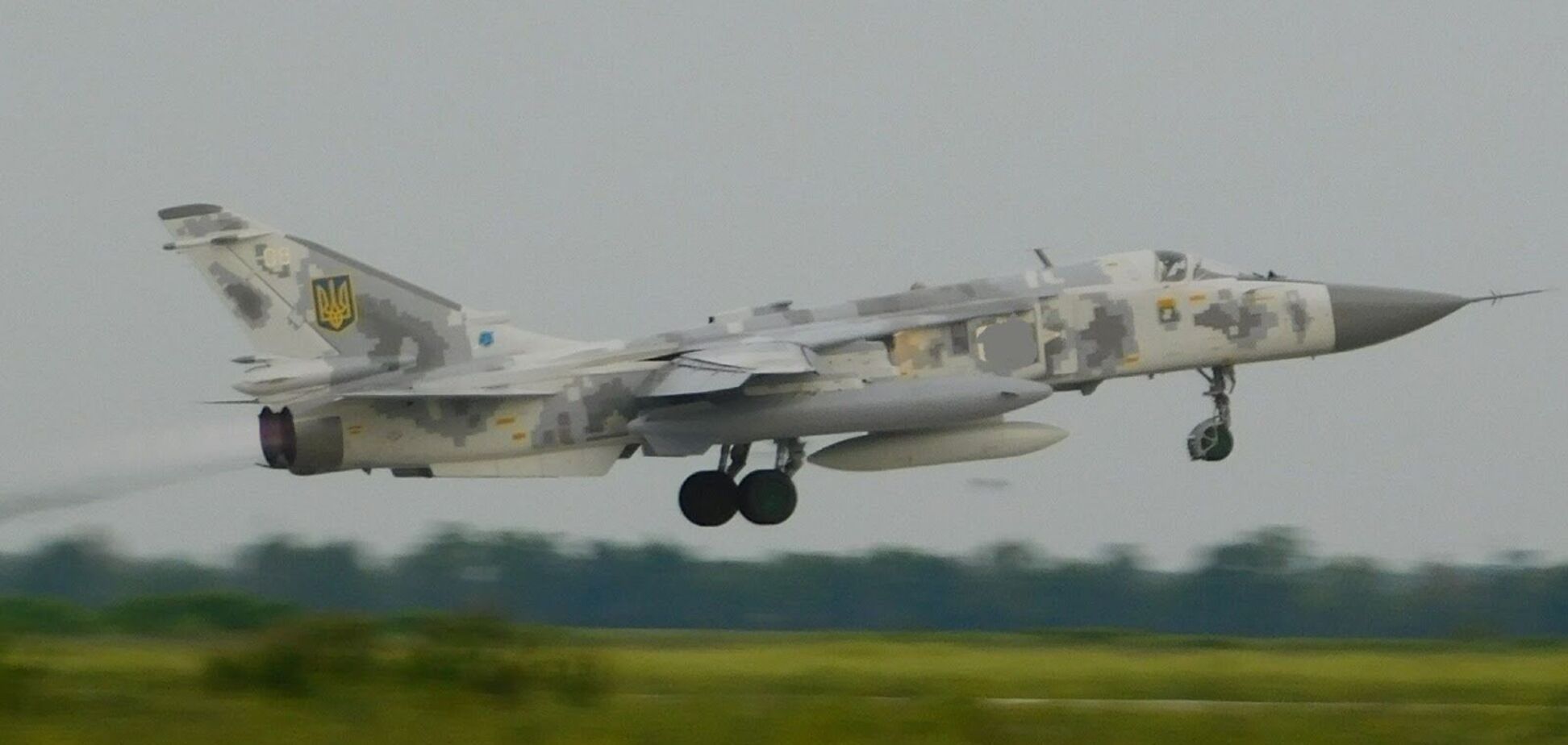 На Хмельниччині розбився військовий літак Су-24М, екіпаж загинув: усі обставини трагедії