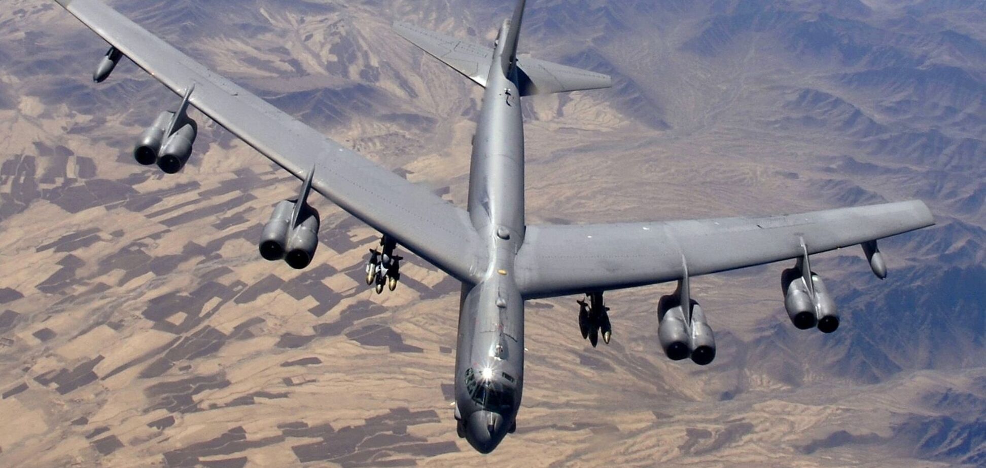 У Каліфорнії розбився стратегічний бомбардувальник B-52: загинули 8 членів екіпажу. Відео