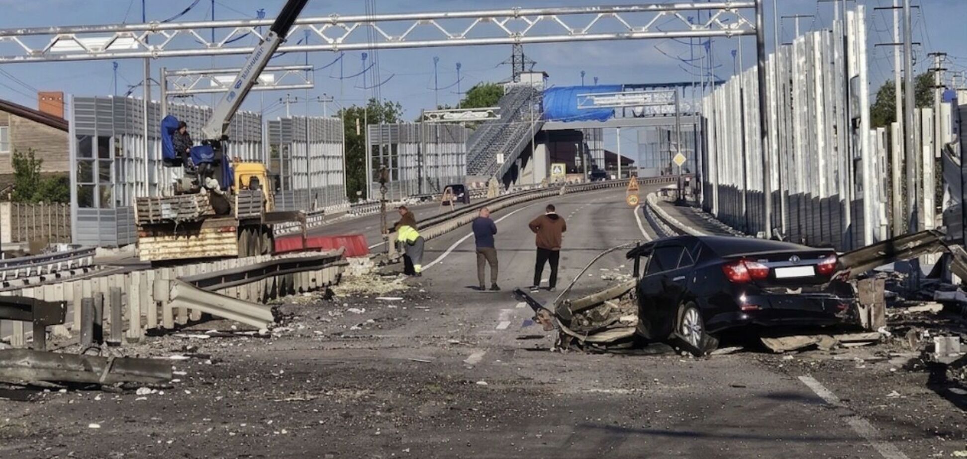 Для проїзду непридатний: в мережі показали, як виглядає уражений міст в окупованому Новоазовську. Фото