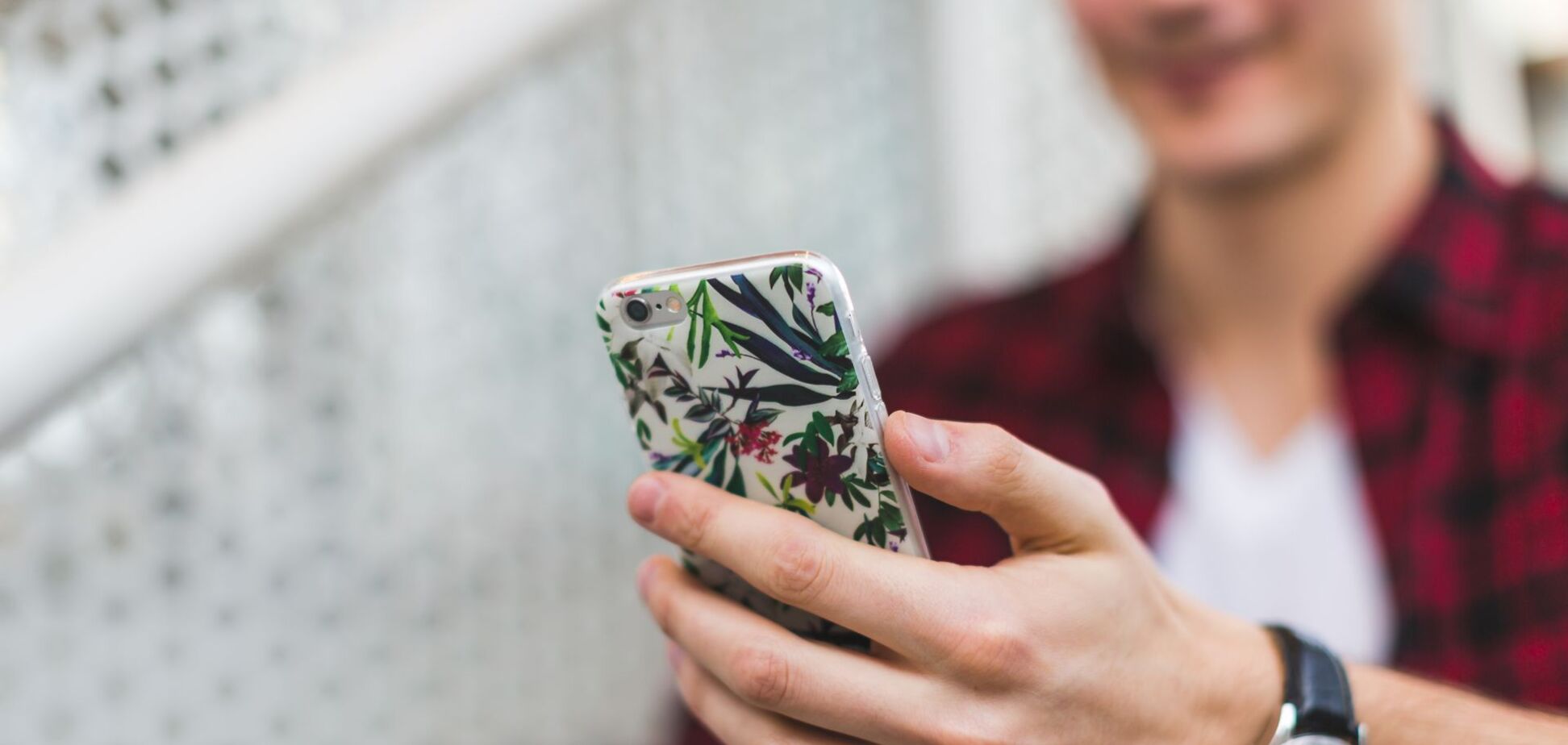 Иллюстрация — парень пользуется смартфоном