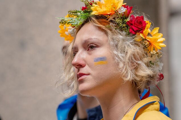 Иллюстрация - женщина в венке с изображением флага Украины