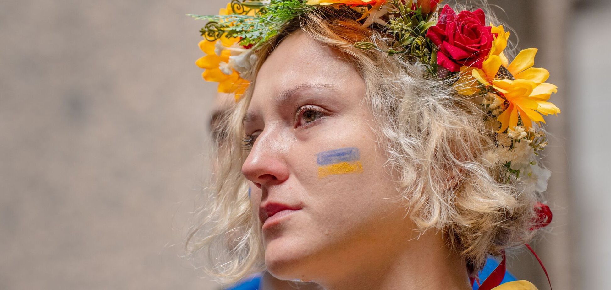 Ілюстрація - жінка у вінку з намальованим прапором України