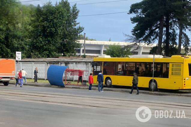 В Киеве автобус на скорости снес остановку общественного транспорта: есть пострадавшие. Фото и видео