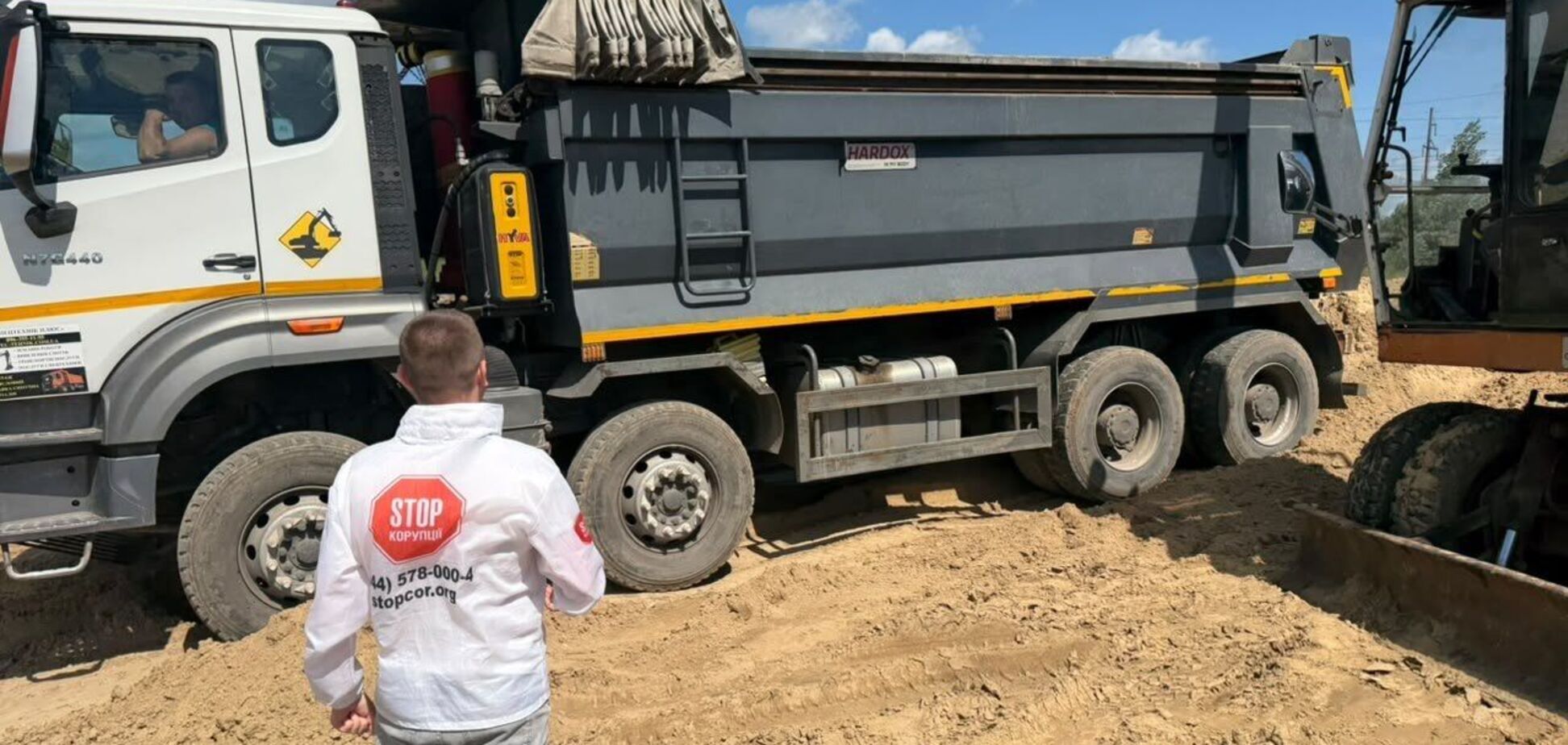 Відходи звозять у котлован за 150 метрів від озера: біля Крюківщини виявили стихійне сміттєзвалище. Фото і відео