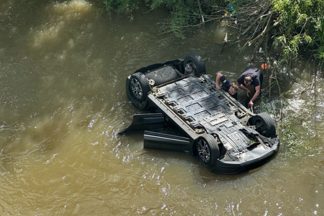 На Львівщині авто злетіло в річку: водій загинув. Фото