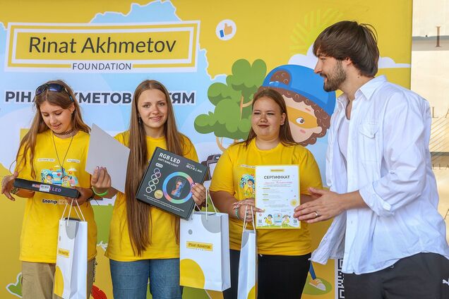«Это пространство, которое вдохновляет»: певец Khayat провёл мотивационный мастер-класс для детей в «Блогер Кемпи» Фонда Рината Ахметова
