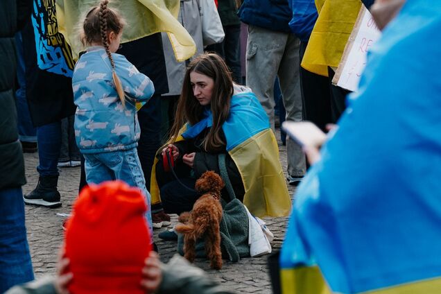 Иллюстрация - люди с флагами Украины