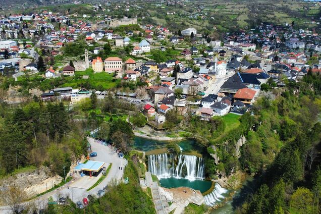 Його розділяє казковий водоспад: де розташоване недооцінене місто Яйце