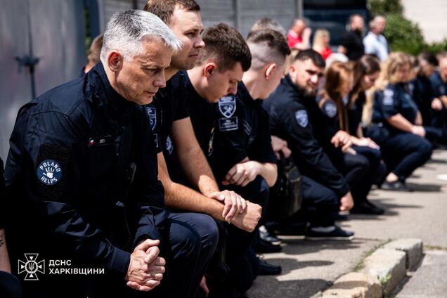 В Харькове провели в последний путь спасателей, погибших во время российского обстрела 15 июня. Фото и видео