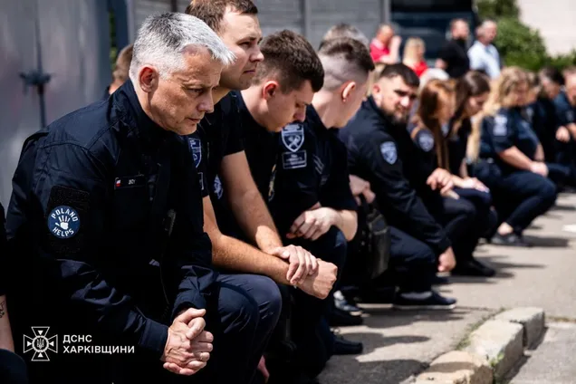 В Харькове провели в последний путь спасателей, погибших во время российского обстрела 15 июня. Фото и видео