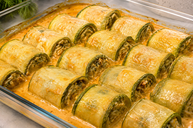 Вкусные кабачковые рулетики с куриным филе: готовятся в духовке