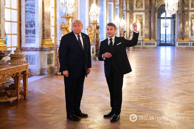 Президент США Дональд Трамп участвует в экскурсии по Версальскому дворцу, которую проводит президент Франции Эммануэль Макрон