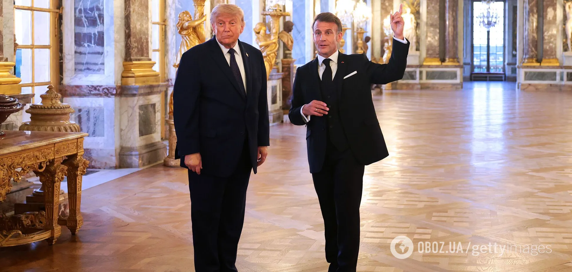 Президент США Дональд Трамп участвует в экскурсии по Версальскому дворцу, которую проводит президент Франции Эммануэль Макрон