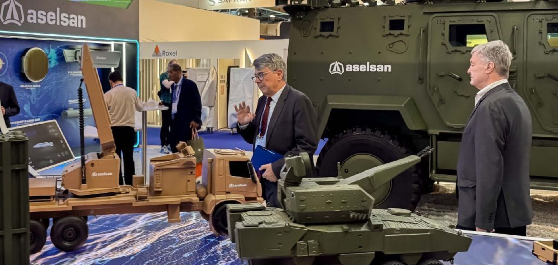 'Там є чому ще горіти': Порошенко після переговорів на виставці озброєнь Eurosatory натякнув на нові 'сюрпризи' для РФ