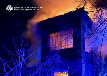 РФ вдарила по Дніпру: зруйновано будинок, спалахнула пожежа. Фото