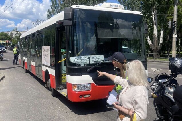 В Николаеве автобус сбил женщину на пешеходном переходе: пострадавшая скончалась в больнице. Фото