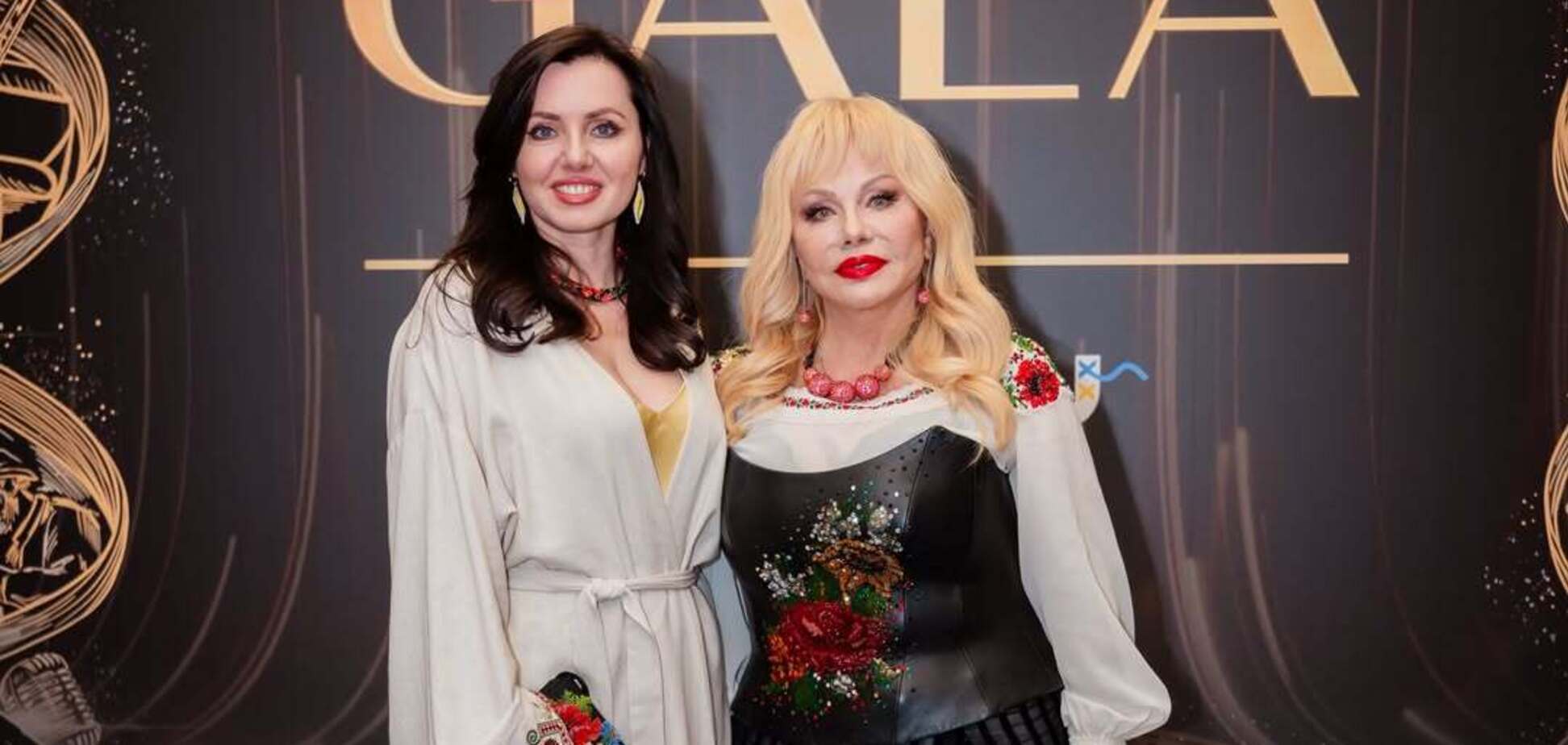 Шкіряний корсет, ручна вишивка: Світлана Білоножко вийшла в світ із красунею-невісткою в патріотичних образах за кругленьку ціну