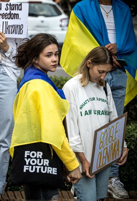 Ілюстрація - дівчина, загорнута в прапор України