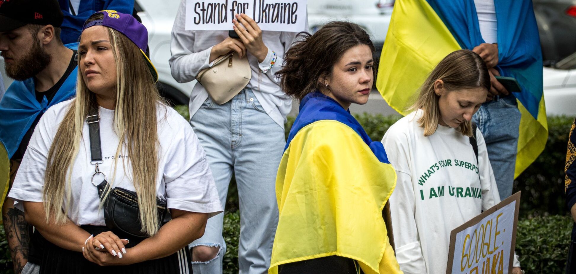 Ілюстрація - дівчина, загорнута в прапор України