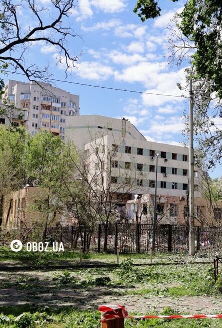 Діри в стіні, даху та пошкоджені будинки: наслідки атаки РФ у Святошинському районі Києва. Фото та відео
