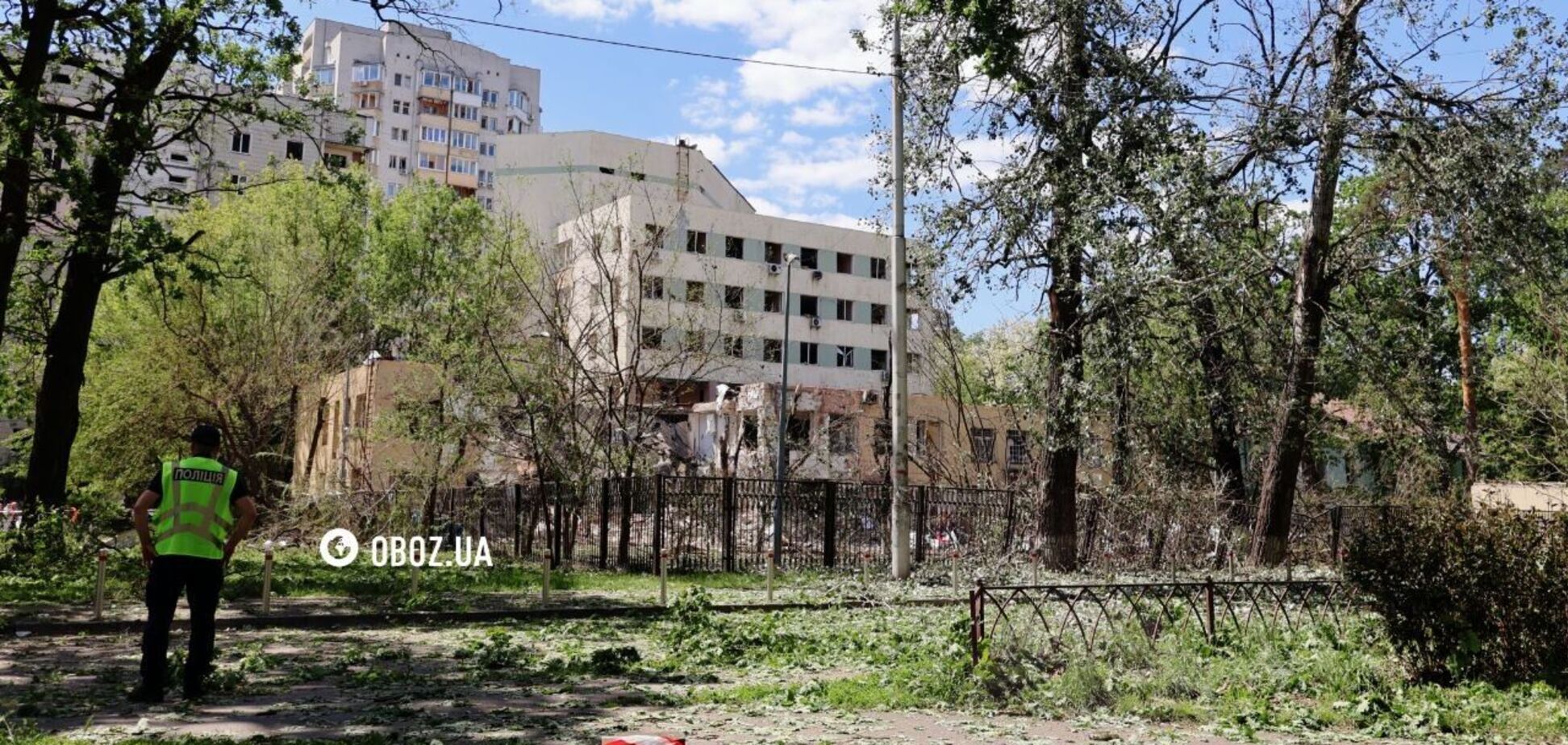 Дыры в стене, крыше и поврежденные дома: последствия атаки РФ в Святошинском районе Киева. Фото и видео