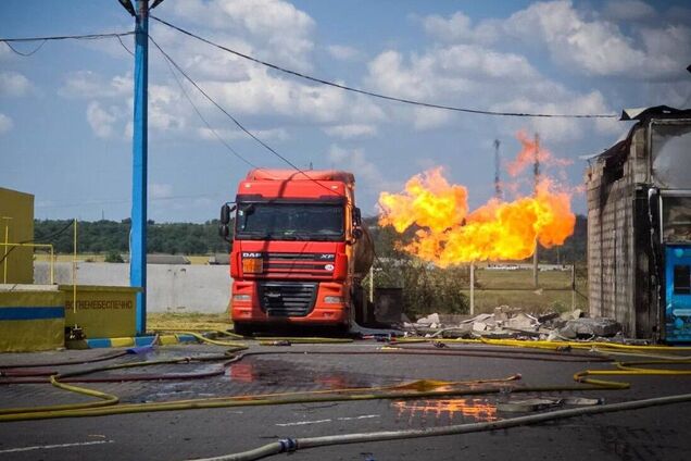 Ворожий 'Шахед' влучив у АЗС на Одещині, здійнялася пожежа. Фото та відео з місця