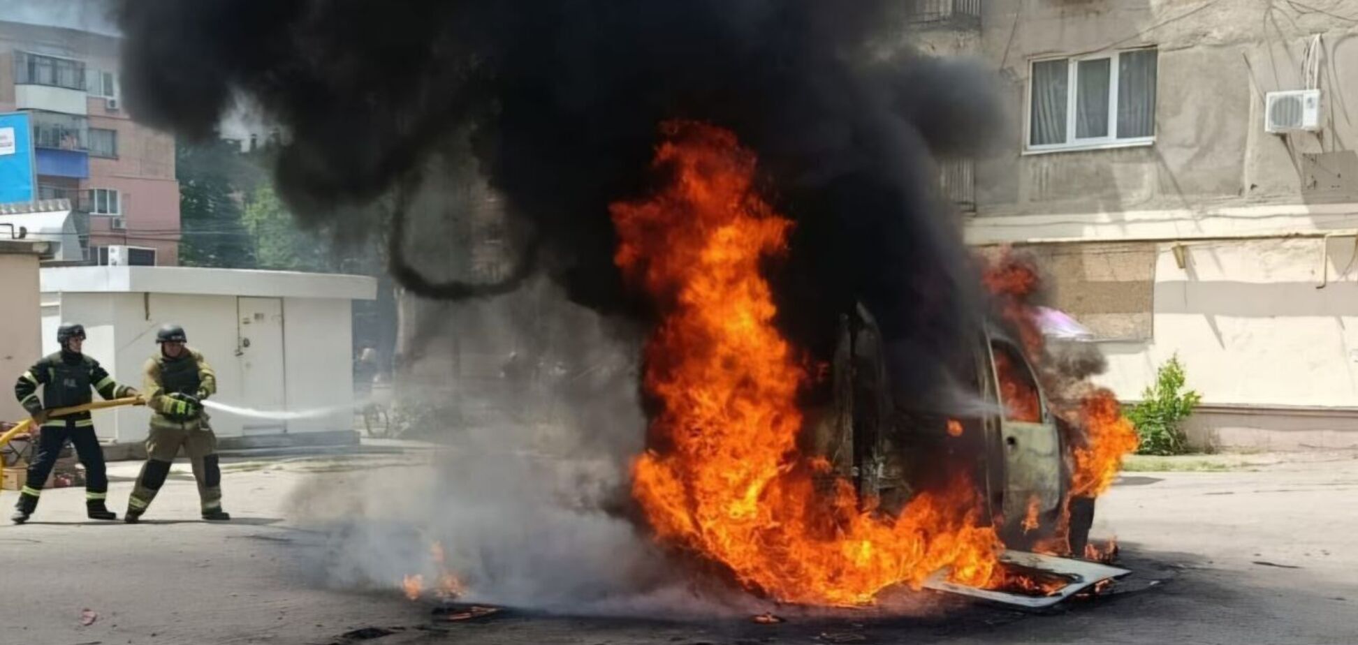 Ворог понад 40 разів атакував Дніпропетровщину: спалахнули поле з пшеницею і адмінбудівля, 9 постраждалих