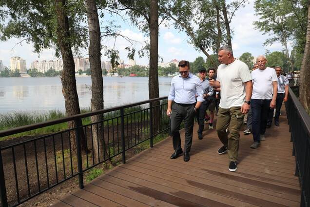 В Киеве открыли Вильнюсский сквер и новый пешеходный мост на Оболони: Кличко показал фото