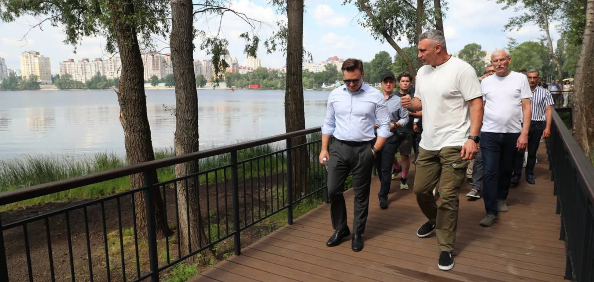 В Киеве открыли Вильнюсский сквер и новый пешеходный мост на Оболони: Кличко показал фото