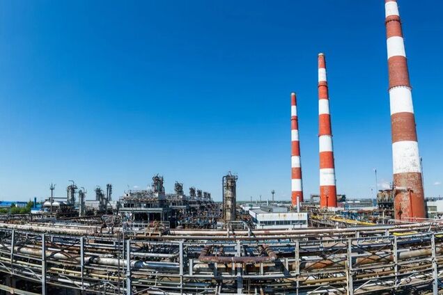 У Росії уражено Оренбурзький газопереробний завод: сталася пожежа. Відео