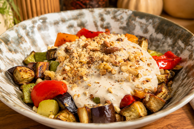 Оригинальный летний салат из запеченных овощей: чем  вкусно заправить