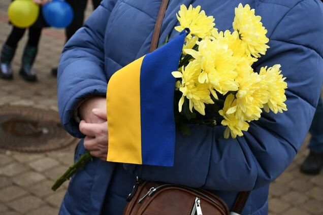 Разорвали и подожгли: в Эстонии расследуют инцидент с осквернением флага Украины