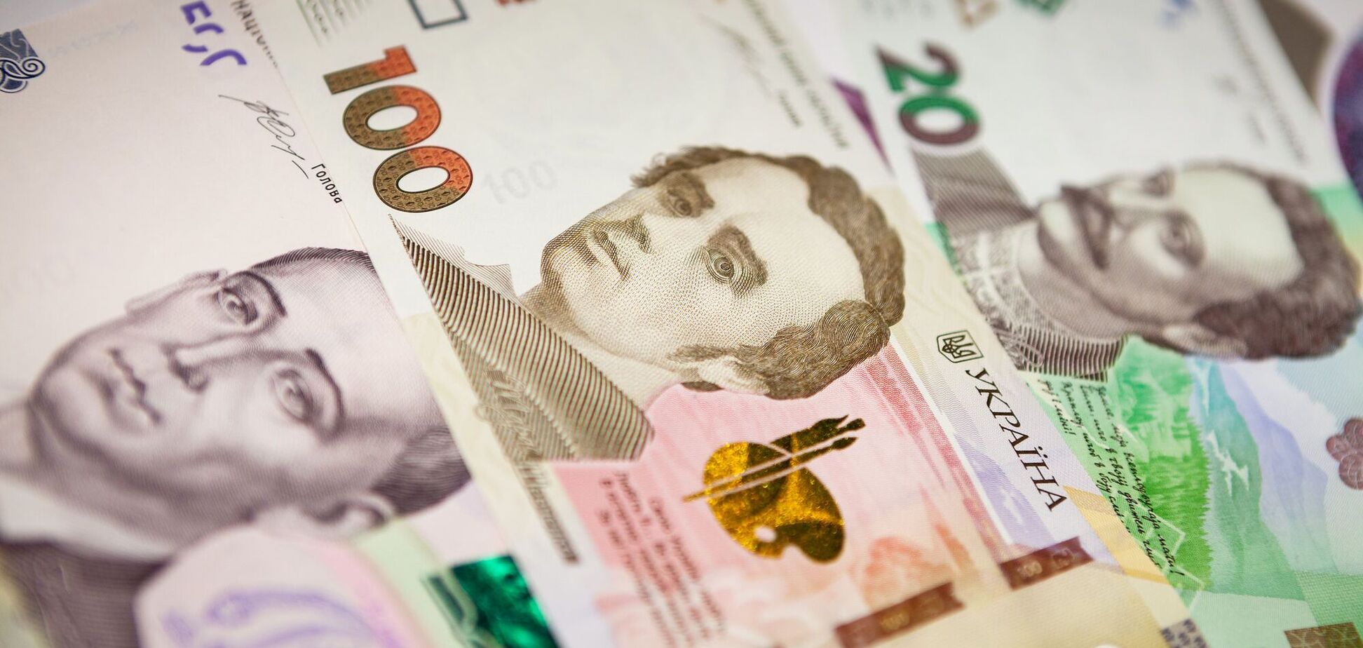 Нацбанк ввел в оборот 'новые' 100 грн