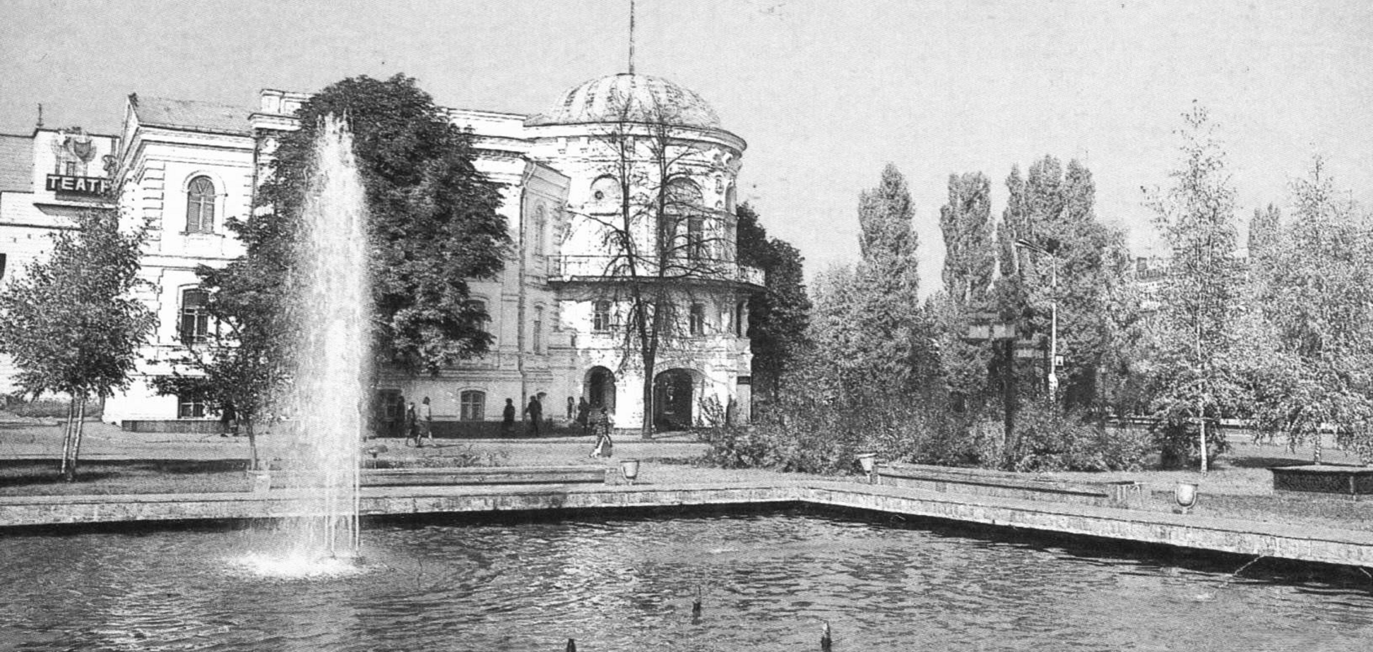 На старых фотографиях можно рассмотреть Театральную площадь в Сумах