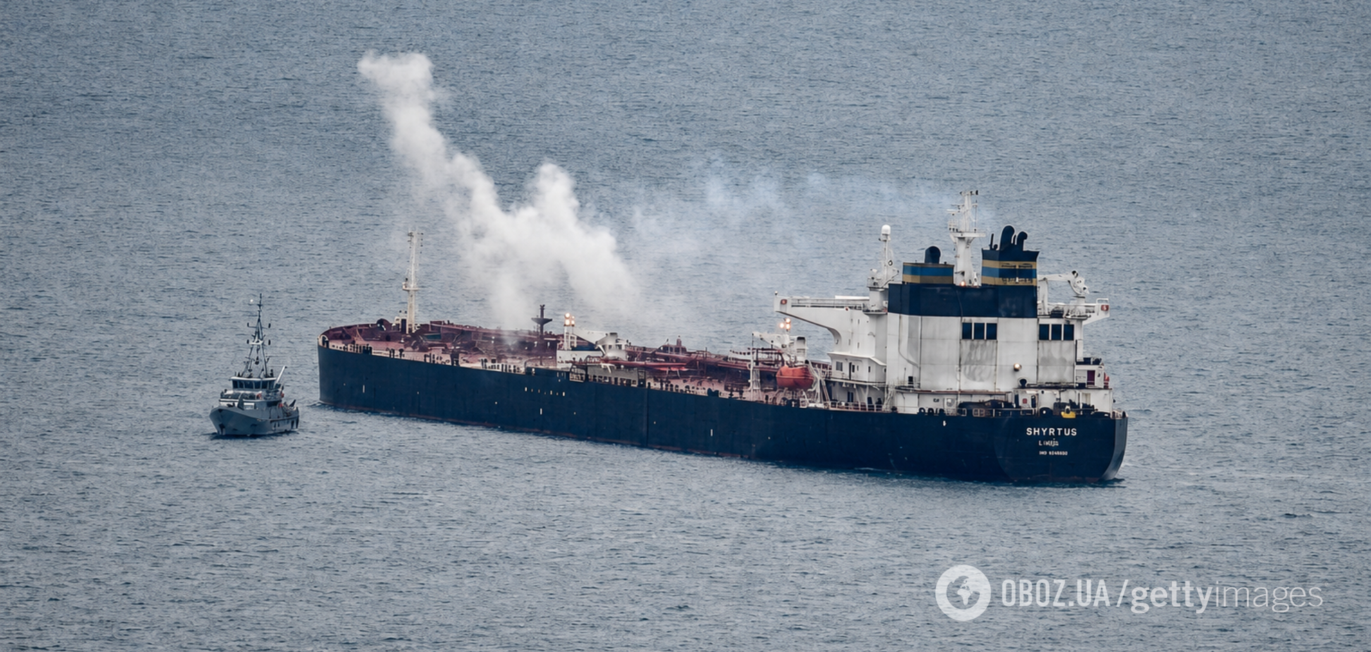 Судно пограничной службы сопровождает «Смиртос» после того, как на него высадились британские морские пехотинцы в Ла-Манше.