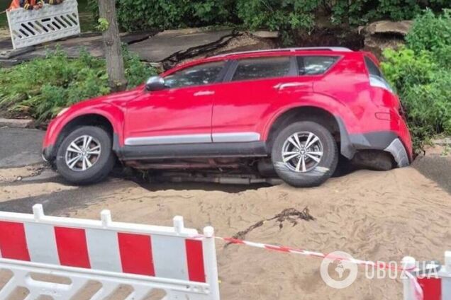 В Киеве легковой автомобиль провалился под землю из-за аварии на водопроводе. Фото и подробности