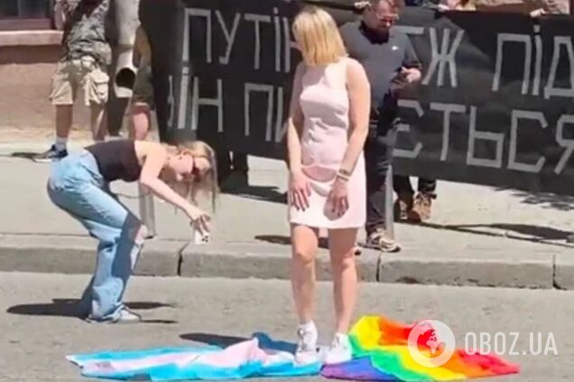 Девушка демонстративно вытерла ноги о флаг ЛГБТИК+ в Киеве, и карма настигла её: что произошло