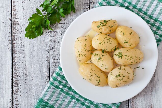 Как вкусно приготовить молодой картофель: рецепт на сковороде