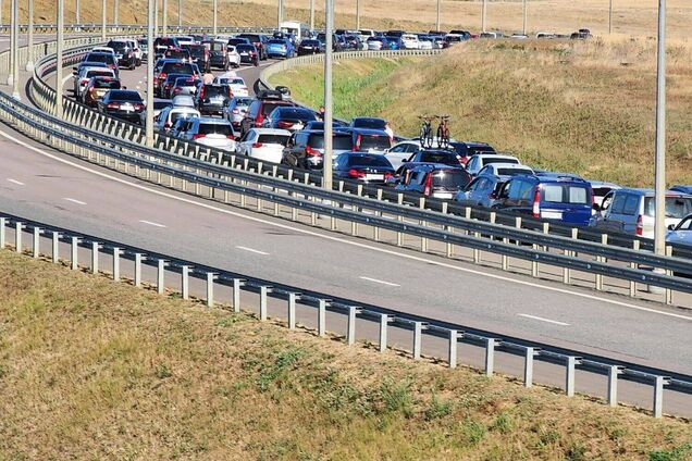 700 автомобилей в очереди в Крыму.