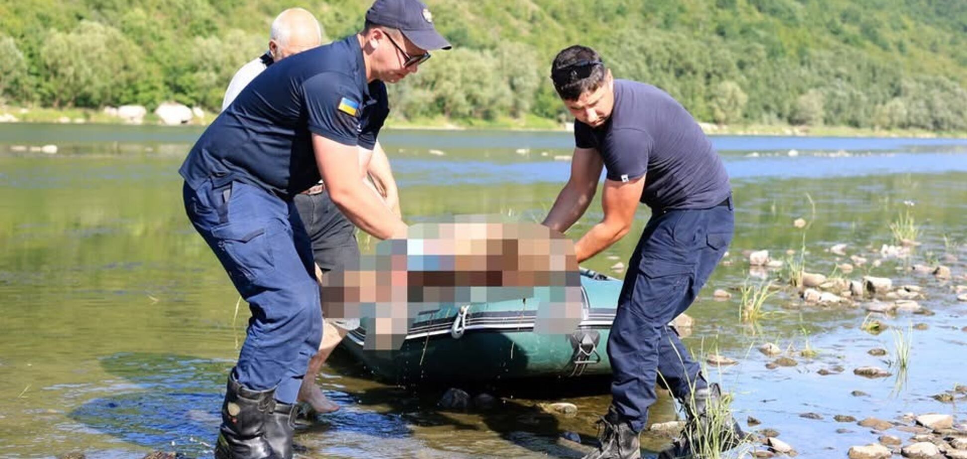 Спасатели обнаружили тела отца и двух малолетних сыновей.